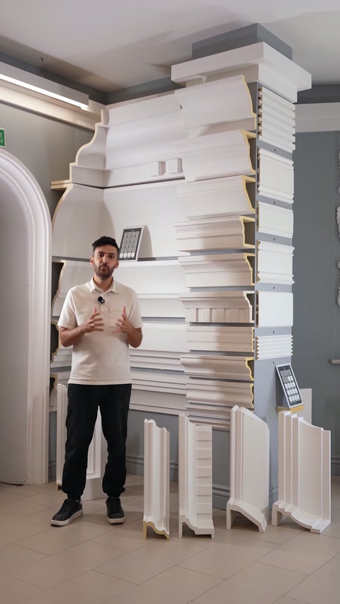 Consultantul explică opțiunile de ancadrare în spațiul de prezentare.