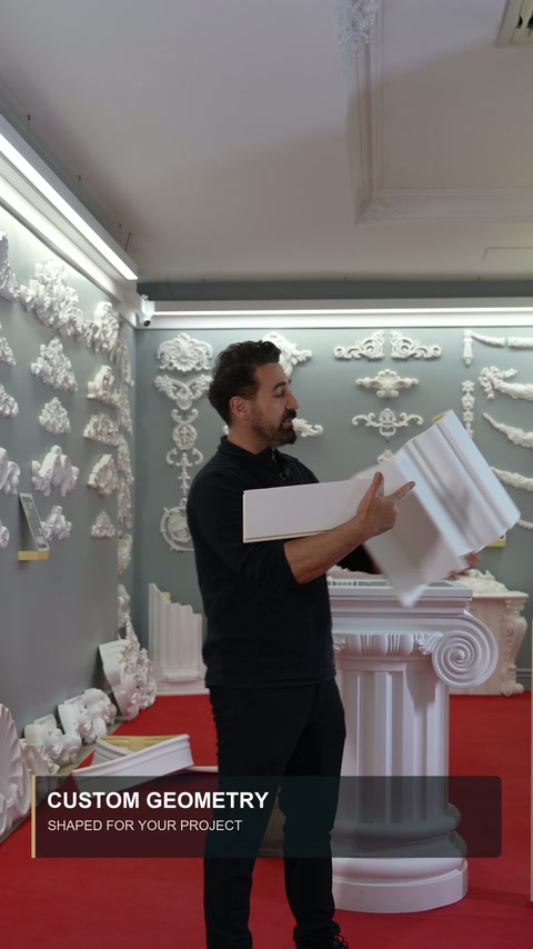 Cornișă standard și secțiune personalizată comparate în showroom