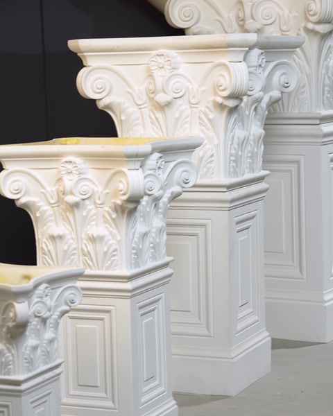 Alt unghi al capitelului cu frunze de acantus sculptate detaliat.