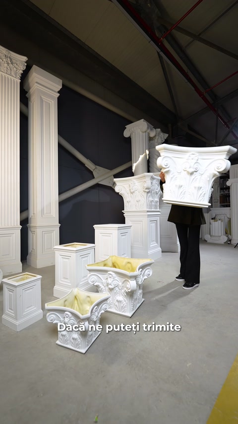 Un capitel detașat este prezentat lângă modele de dimensiuni diferite.