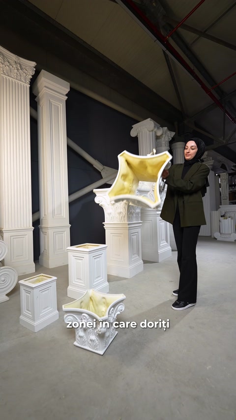 Partea interioară a unui capitel este arătată în zona de expunere.