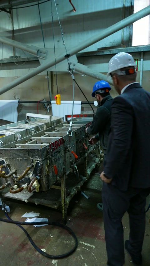 Operatori lucrând la echipamentele din zona de producție a profilelor