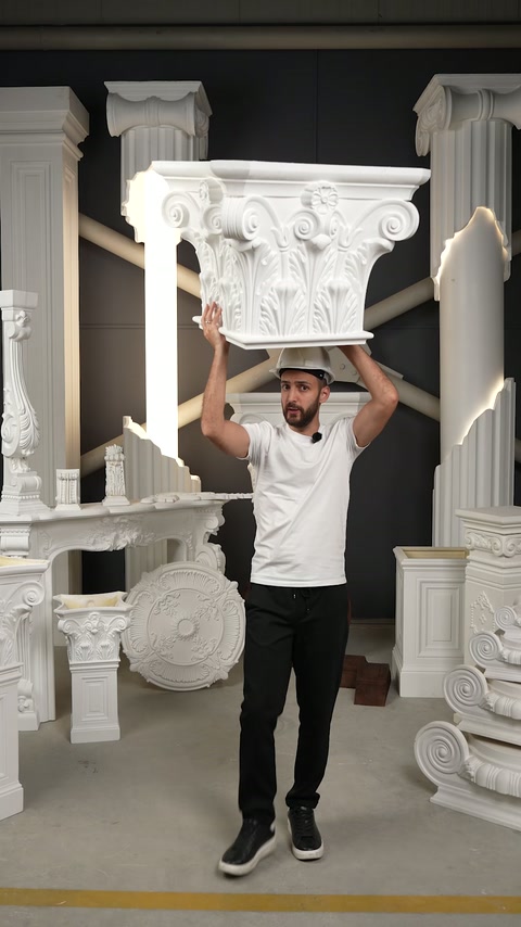 Prezentarea unui capitel corintic bogat ornamentat în spațiul de producție