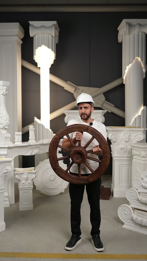 Expunere de coloane, capiteluri și ornamente decorative în atelier