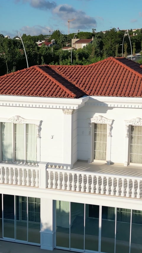 Fațadă albă completă cu ancadramente, cornișă și balcon cu baluștri