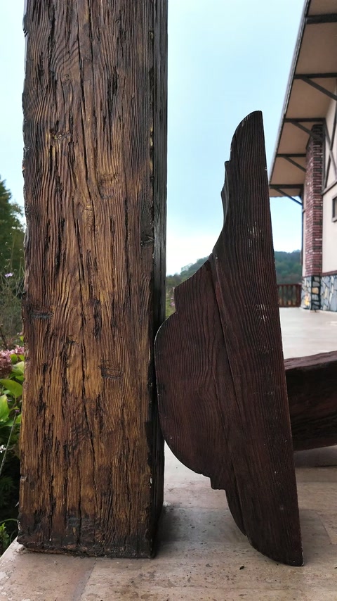 Detaliu al consolei decorative lângă stâlpul cu textură de lemn