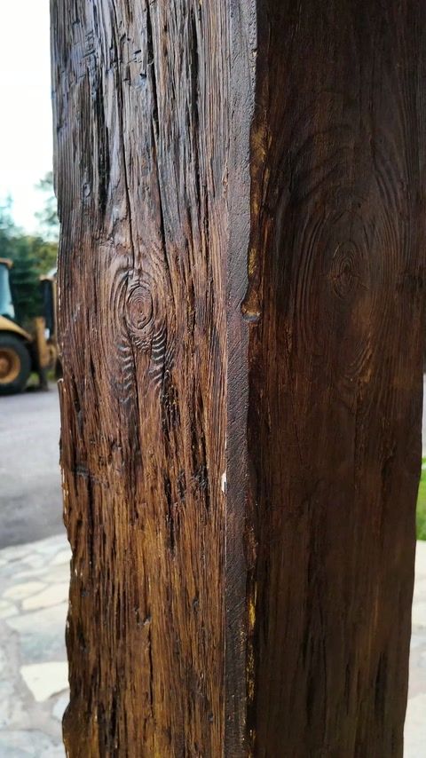 Textura pronunțată de lemn evidențiază finisajul stâlpului decorativ exterior