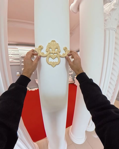 Montarea unui ornament auriu pe o coloană decorativă