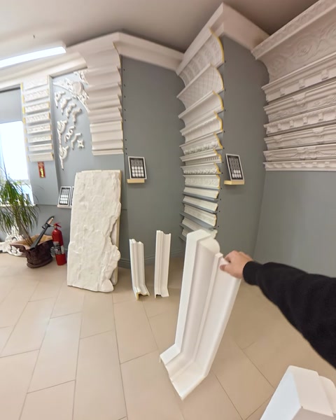 Coloane și profile depozitate lângă perete în showroom