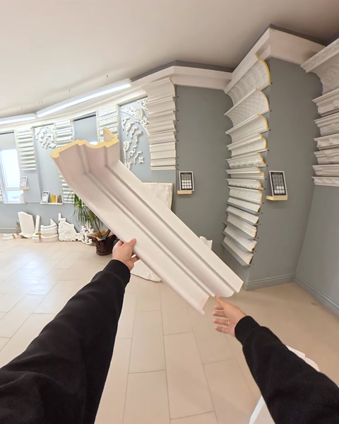 Coridor showroom cu coloane decorative aliniate pe ambele părți
