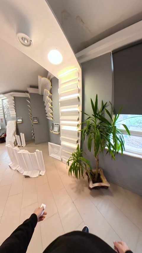 Spațiul showroomului prezintă profile decorative și mostre arhitecturale expuse.