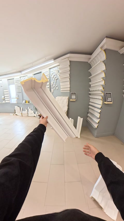 Două profile decorative lungi sunt comparate în fața peretelui expozițional.