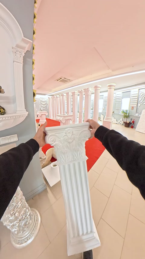 Capitel corintic bogat ornamentat este examinat de aproape în showroom.