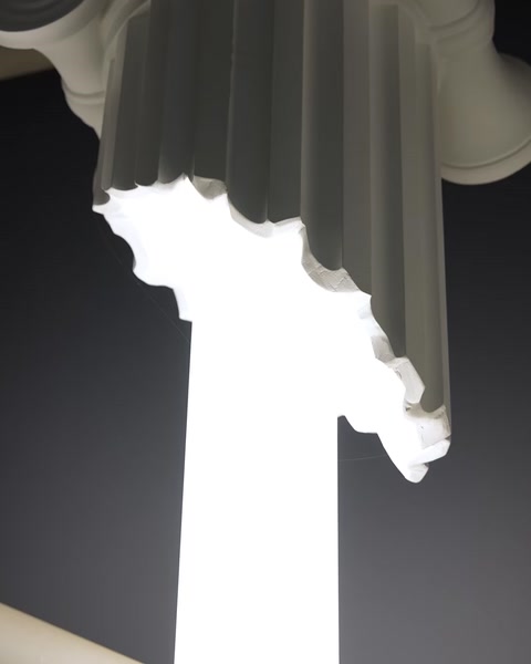 Transformați spațiul într-o operă de artă cu coloanele noastre iluminate cu LED și plexiglas — 0:29