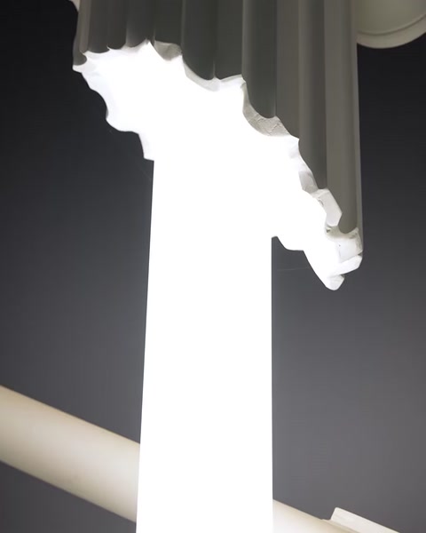 Transformați spațiul într-o operă de artă cu coloanele noastre iluminate cu LED și plexiglas — 0:32