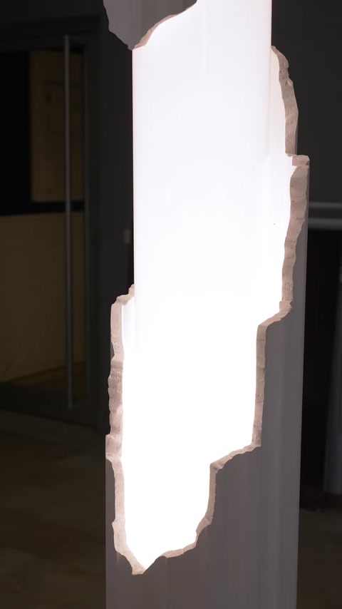 Ansamblu de coloane canelate și arc decorativ expus în showroom