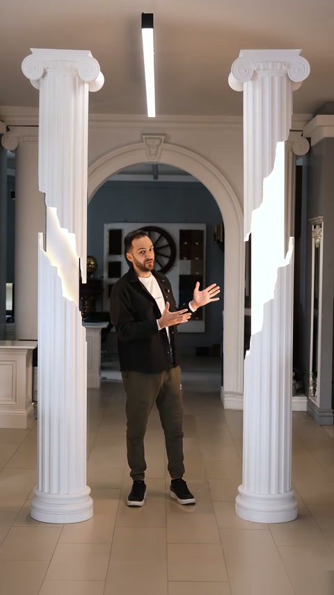 Ansamblul finisat cu coloane și arcadă este prezentat în interior.