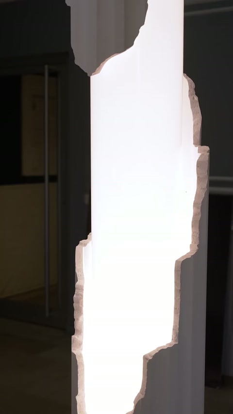 Detaliu apropiat al inserției din plexiglas iluminate pe coloana decorativă.