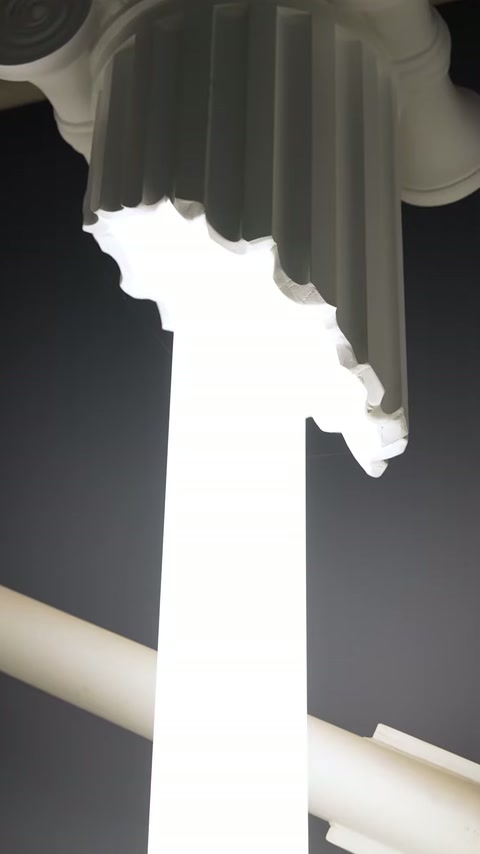 Lumina integrată evidențiază conturul neregulat dintre caneluri și plexiglas.