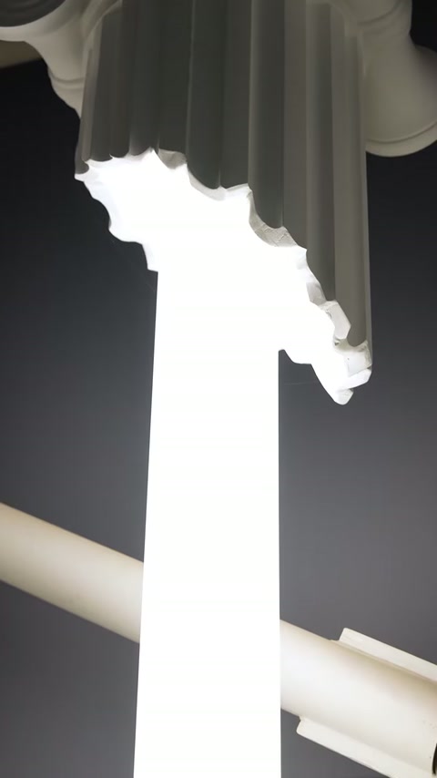 Secțiunea superioară arată îmbinarea luminoasă sub capitelul coloanei.