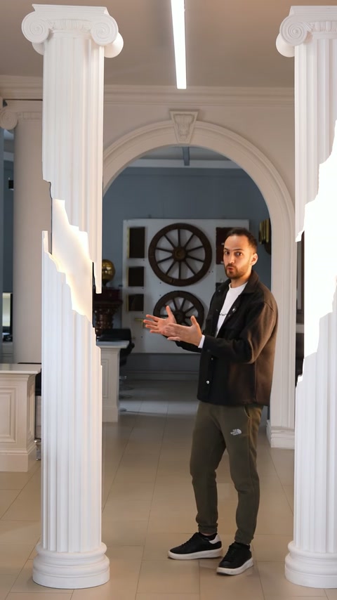 Prezentatorul descrie coloanele albe instalate la intrarea arcadei interioare.