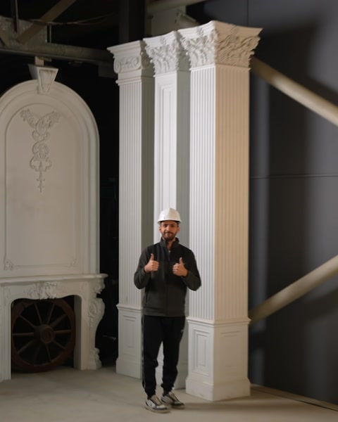 Coloană cu nișă artistică ornamentată, bărbat cu degete mari sus