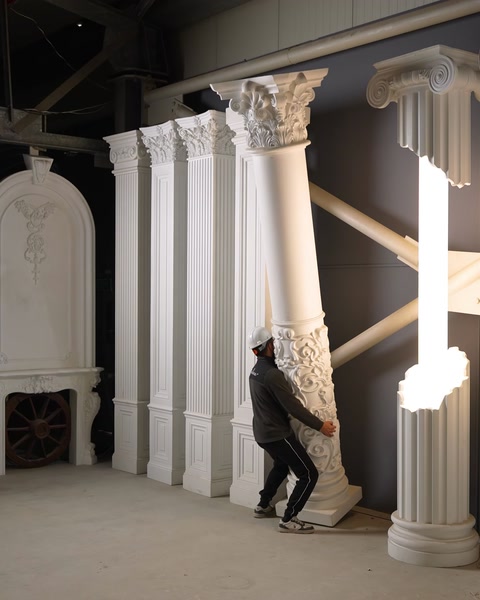 Bărbat ridică singur o coloană cu capitel corintic ornat
