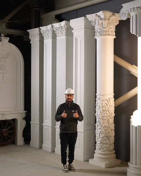 Bărbat aprobă lângă o coloană ornamentată cu capitel decorat