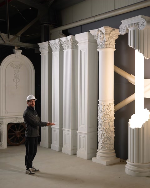 Rând de coloane ornamentate cu capiteluri corintice în hală