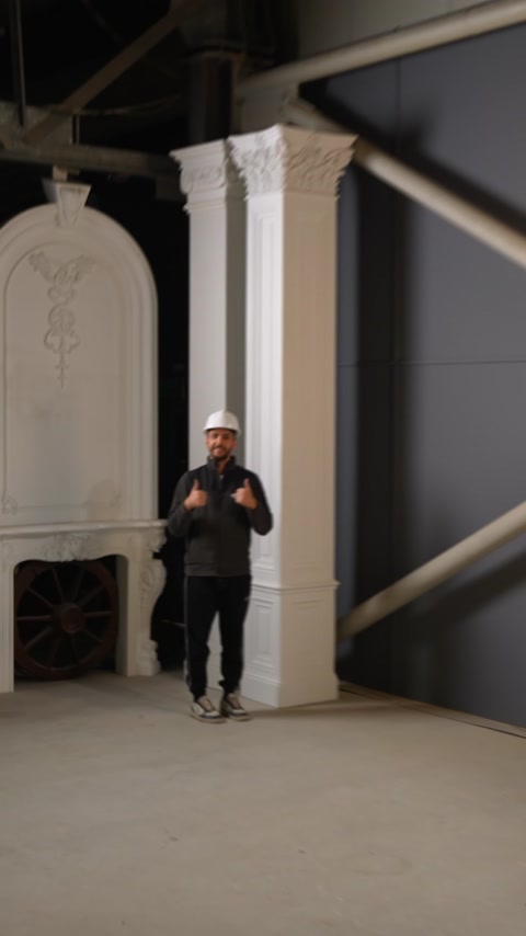 Un segment decorativ curbat este mutat lângă coloanele expuse.