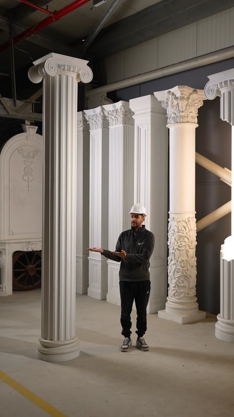 O coloană gri canelată apare în prim-planul colecției decorative.