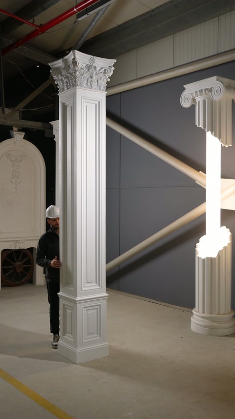 Pilastrul alb cu bază profilată este prezentat frontal în atelier.