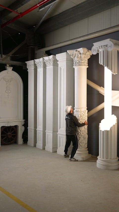 Coloane monumentale, surprinzător de ușoare, pentru decoruri grandioase