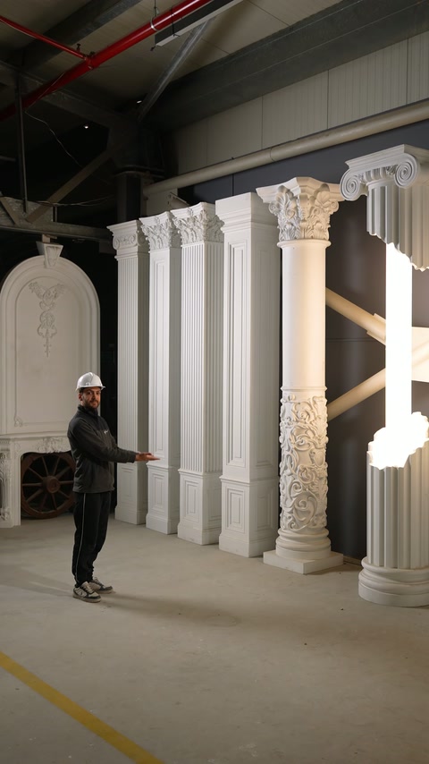 Prezentatorul indică alternanța dintre pilastri pătrați și coloana ornamentală.