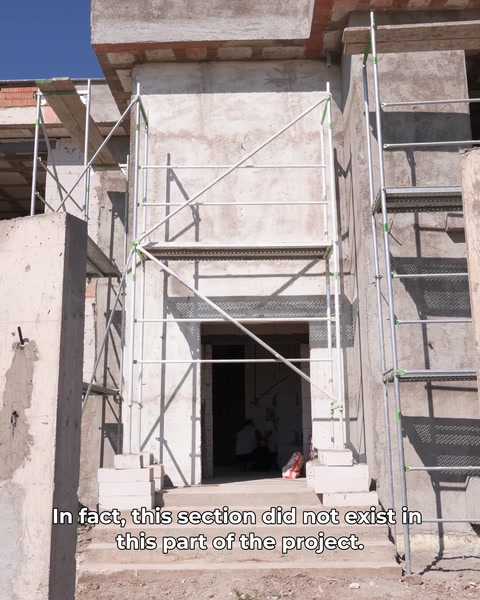 Șantierul vilei cu schelă montată, pregătit pentru fixarea profilelor