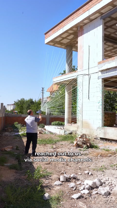 Tehnicianul scanează fațada laterală a vilei aflate în construcție.