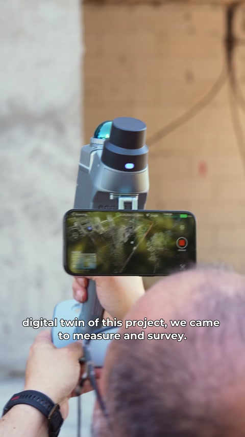 Scanerul 3D portabil înregistrează suprafața peretelui din apropiere.