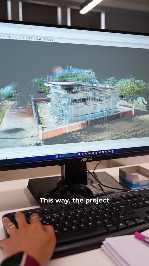 Fațada completă este reconstruită pe monitor din punctele scanate.