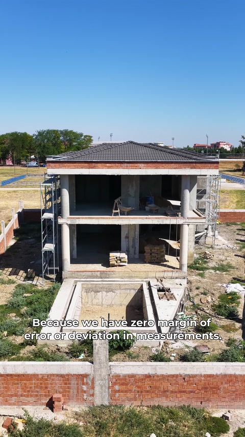 Vederea frontală arată construcția măsurată înainte de decorarea fațadei.