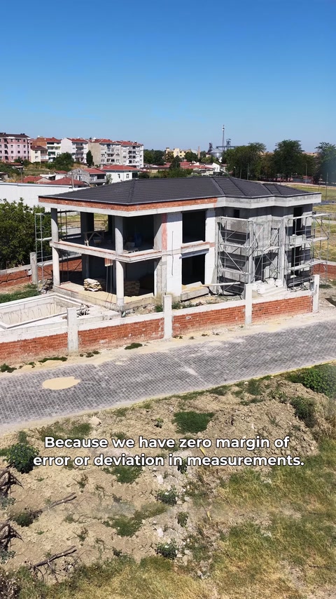 Vederea aeriană surprinde întreaga vilă și schelele din șantier.