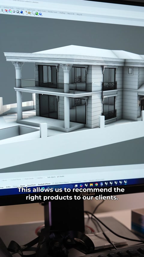 Modelul final integrează cornișe, ancadramente, brâuri și coloane decorative.