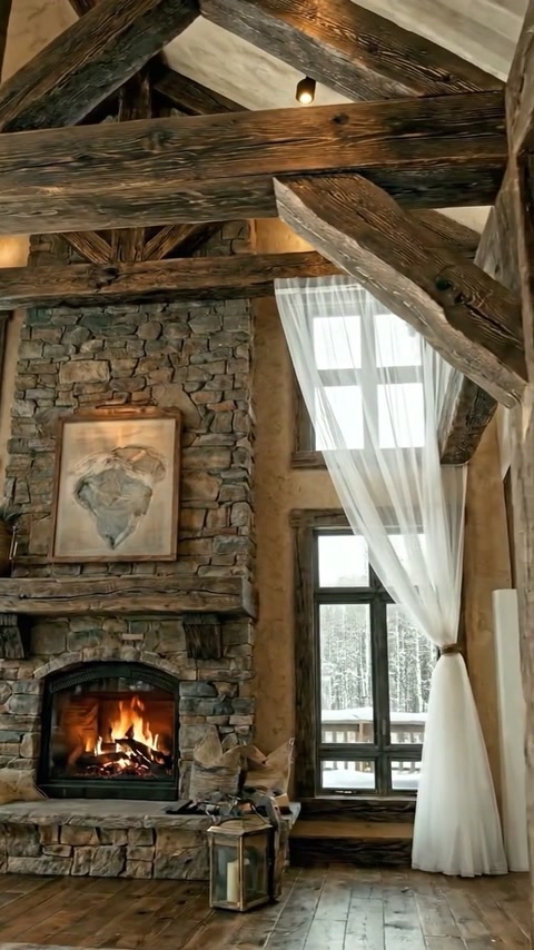 Elementele decorative diagonale completează cadrul rustic montat lângă șemineu.