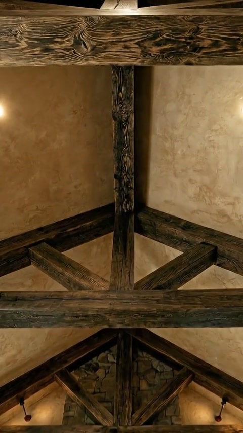 Textura adâncă de lemn vechi acoperă grinda orizontală și elementul vertical.