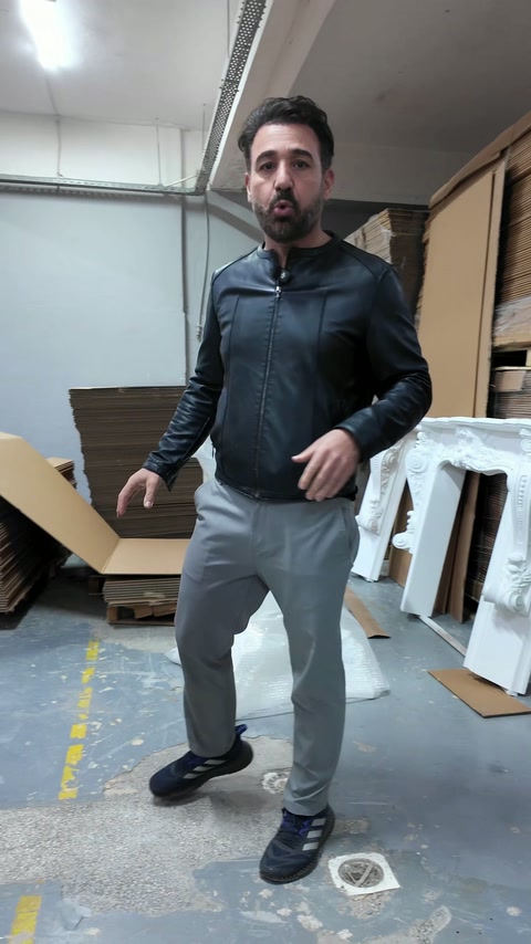Ornamente albe pentru șemineu sunt depozitate lângă cutii din carton.