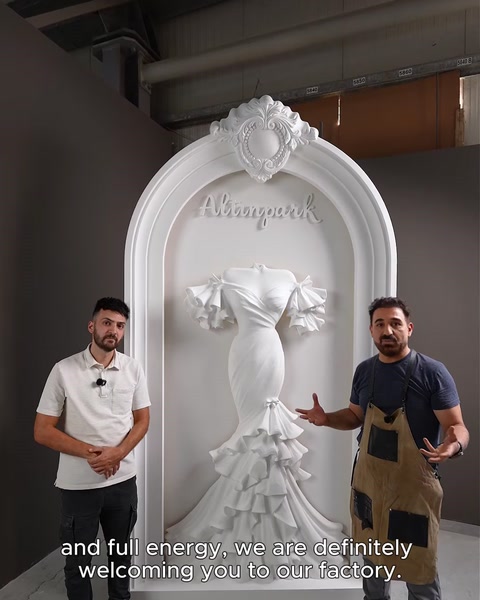 Ansamblul decorativ final este prezentat în spațiul de producție.