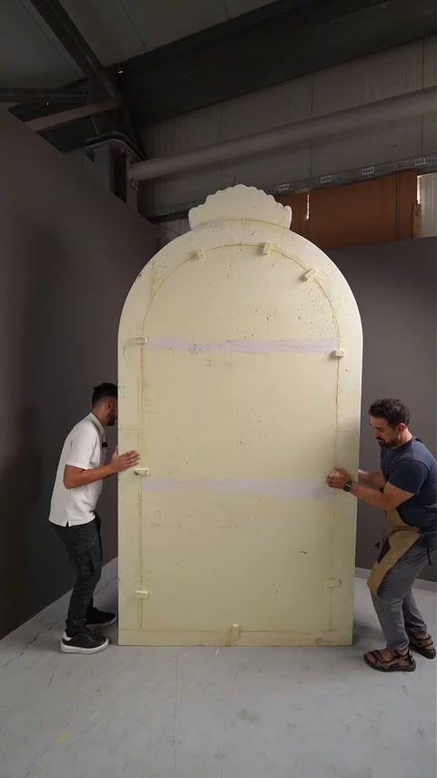 Echipa ajustează panoul decorativ în timpul montajului