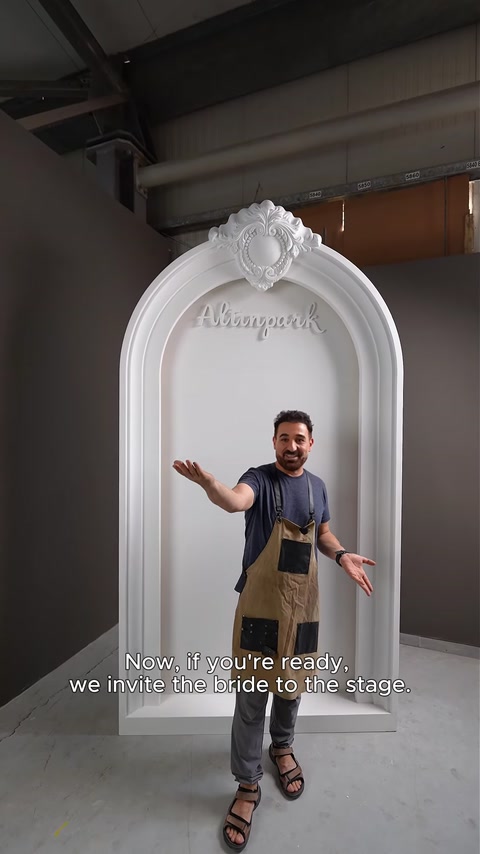 Arcadă decorativă cu rochie sculptată și ornamente florale