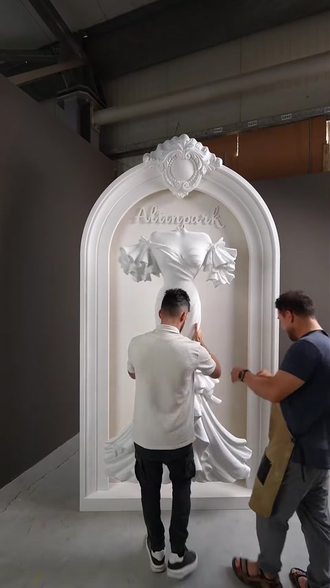 Montarea basoreliefului rochiei în interiorul arcadei