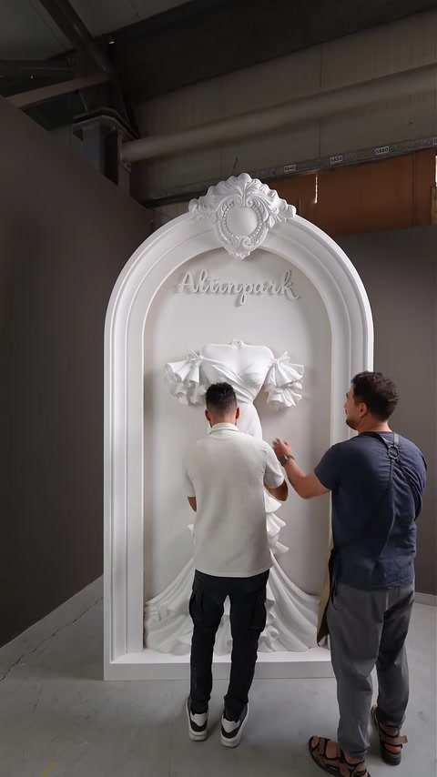 Echipa fixează elementele sculptate pe panoul decorativ