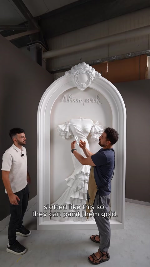 Basorelief cu rochie de mireasă într-o arcadă iluminată